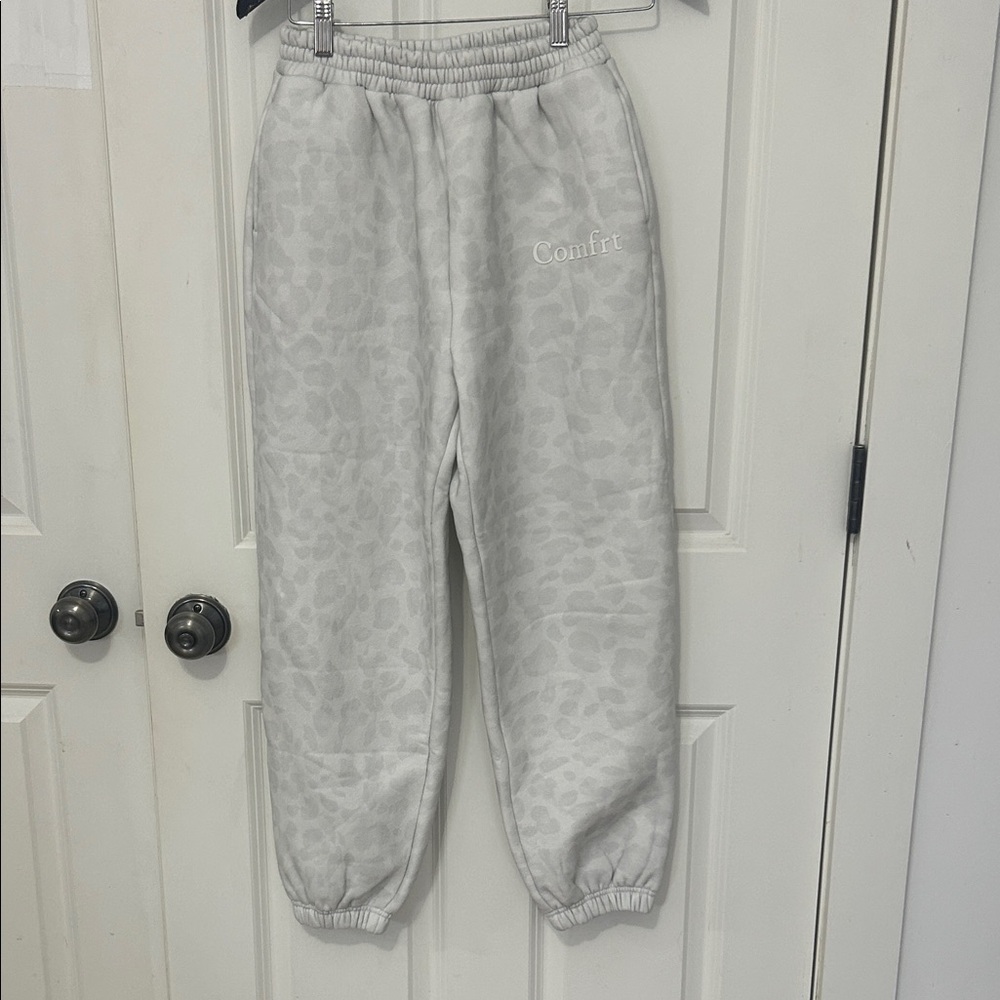 Comfrt Kids minimalist snow leopard sweatpants size XL  gray white inseam  25”